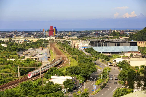 Βιομηχανική Θέα Του Σιδηροδρόμου Κινούμενο Τρένο Στην Πόλη — Φωτογραφία Αρχείου