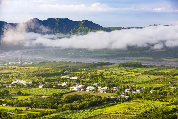vadi köy binaları ve bulutlar ile uzak kayalar