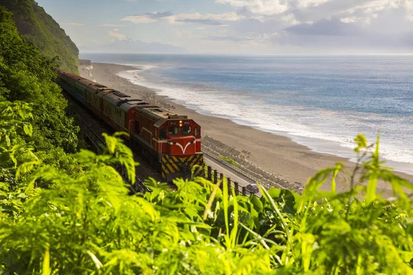 在悬崖铁路上通过海洋行驶的火车 — 图库照片