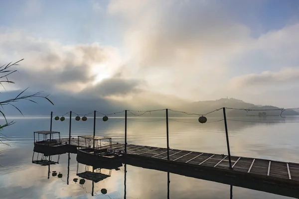 Barcos Ancorados Por Cais Com Céu Nublado Refletindo Água — Fotografia de Stock