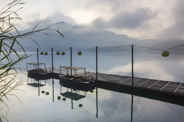 Barcos Ancorados Por Cais Com Céu Nublado Refletindo Água — Fotografia de Stock