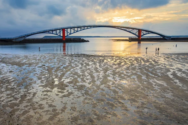 Homokos Strand Kilátással Hídra Naplementére Tengeren — Stock Fotó