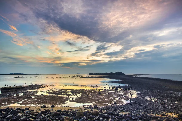 Malerischer Blick Auf Den Strand Mit Sonnenuntergang Bewölkt Himmel — Stockfoto