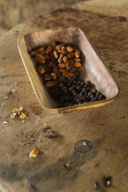 Ahşap kasede fındıklı karabiber.