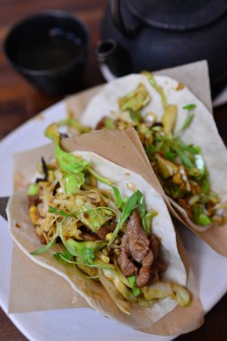 Masadaki et tabağını kapat.