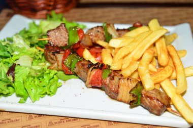 Masadaki et tabağını kapat.