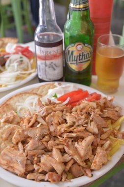 Masadaki et tabağını kapat.