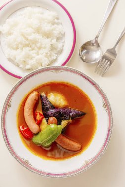 Masanın üstündeki yemeği kapat. 