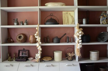 Eski moda çatal bıçaklı iç mekan.