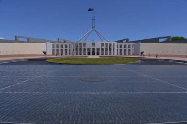 Arka planında modern bina olan kare