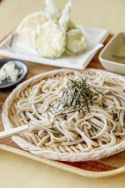 Masanın üstündeki yemeği kapat. 