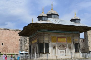 İstanbul, Türkiye - Eylül 2018: Ayasofya yakınlarındaki Sultan Ahmet II Çeşmesi.