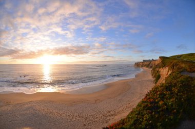 Deniz ve bulutlar gün batımında gökyüzünde 