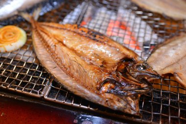 Tabaktaki balıkları kapat. 