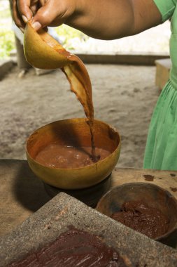 Yemek pişiren kişiye yakından bakın.