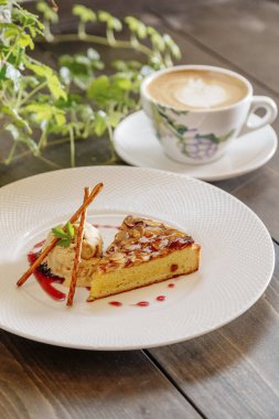 Pastayı tabağa koy. 