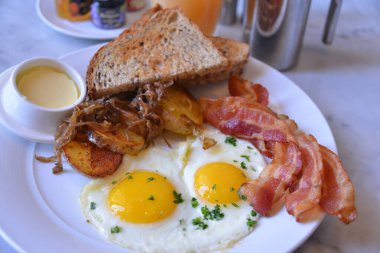 Masanın üzerinde yumurtalar olan et tabağını kapat.