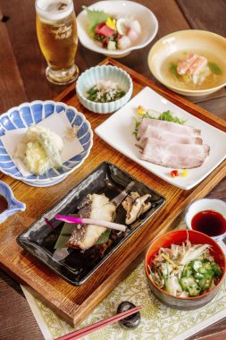 Masadaki Asya yemeklerini kapatın.