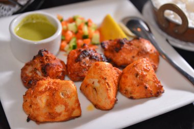 Masadaki et tabağını kapat.