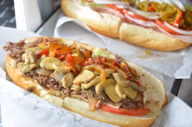 Masada et olan sosisli sandviçe yaklaş.