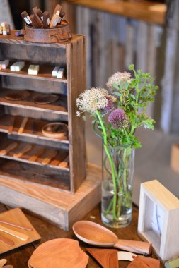 Çiçekli Asya sofra takımına yakın çekim