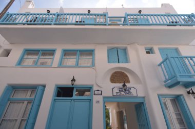 Beyaz ve mavi binanın alt görüntüsü