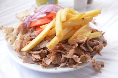 Tabağa sığır eti koy. 