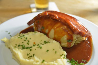 Masadaki et tabağını kapat.