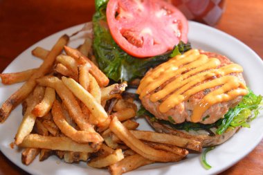 Masadaki et tabağını kapat.