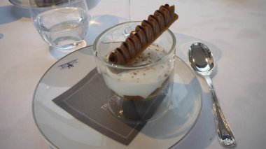 Lezzetli tatlıyı yakın.