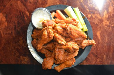 Masadaki et tabağını kapat.