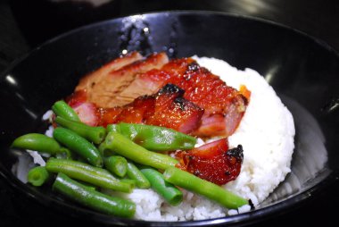 Masanın üstündeki yemeği kapat. 