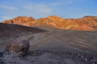 Dağ manzarası gündüz görünümü 