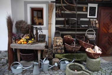 Çeşitli ürünleri olan eski eşya mağazası