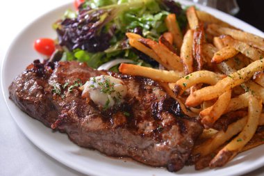 Tabağa sığır eti koy. 