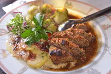 Tabağa sığır eti koy. 