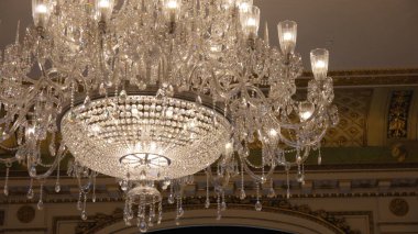 Tavandan sarkan zarif dev avize.