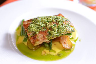 Masanın üstündeki yemeği kapat. 