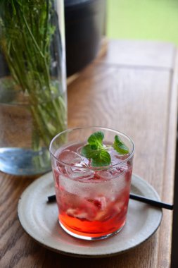 Naneli buzlu kokteyl.