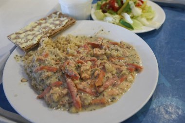 Masanın üstündeki yemeği kapat. 