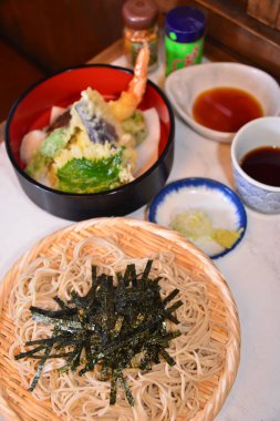 Masanın üstündeki yemeği kapat. 