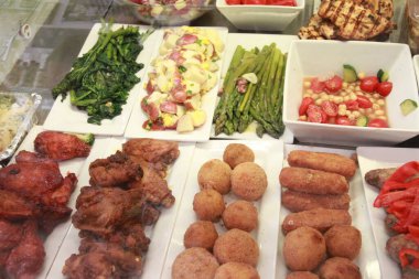 Tabağa sığır eti koy. 