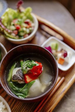 Masadaki Asya yemeklerini kapatın. 