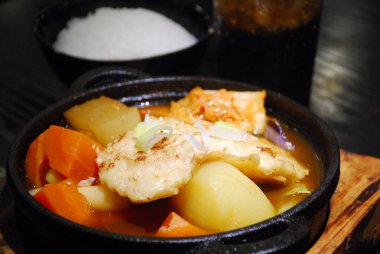 Masanın üstündeki yemeği kapat. 