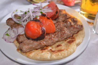 Masadaki et tabağını kapat.