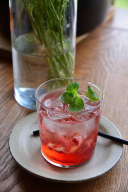 Naneli alkol kokteyli.