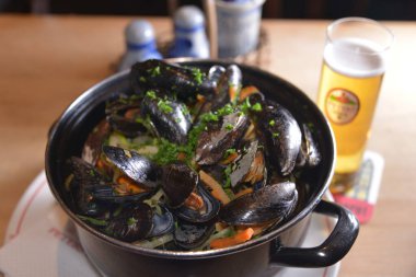 Tabaktaki midyeleri kapat. 