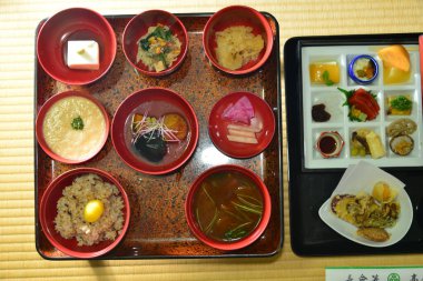 Masanın üstündeki yemeği kapat. 