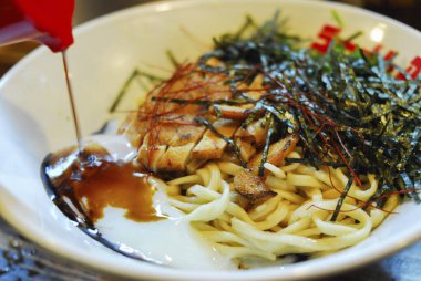 Masanın üstündeki yemeği kapat. 