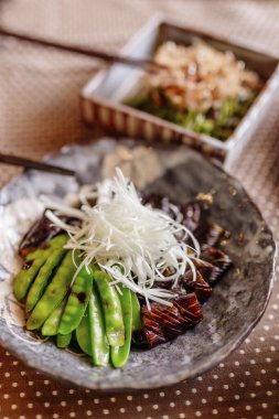 Masadaki Asya yemeklerini kapatın. 